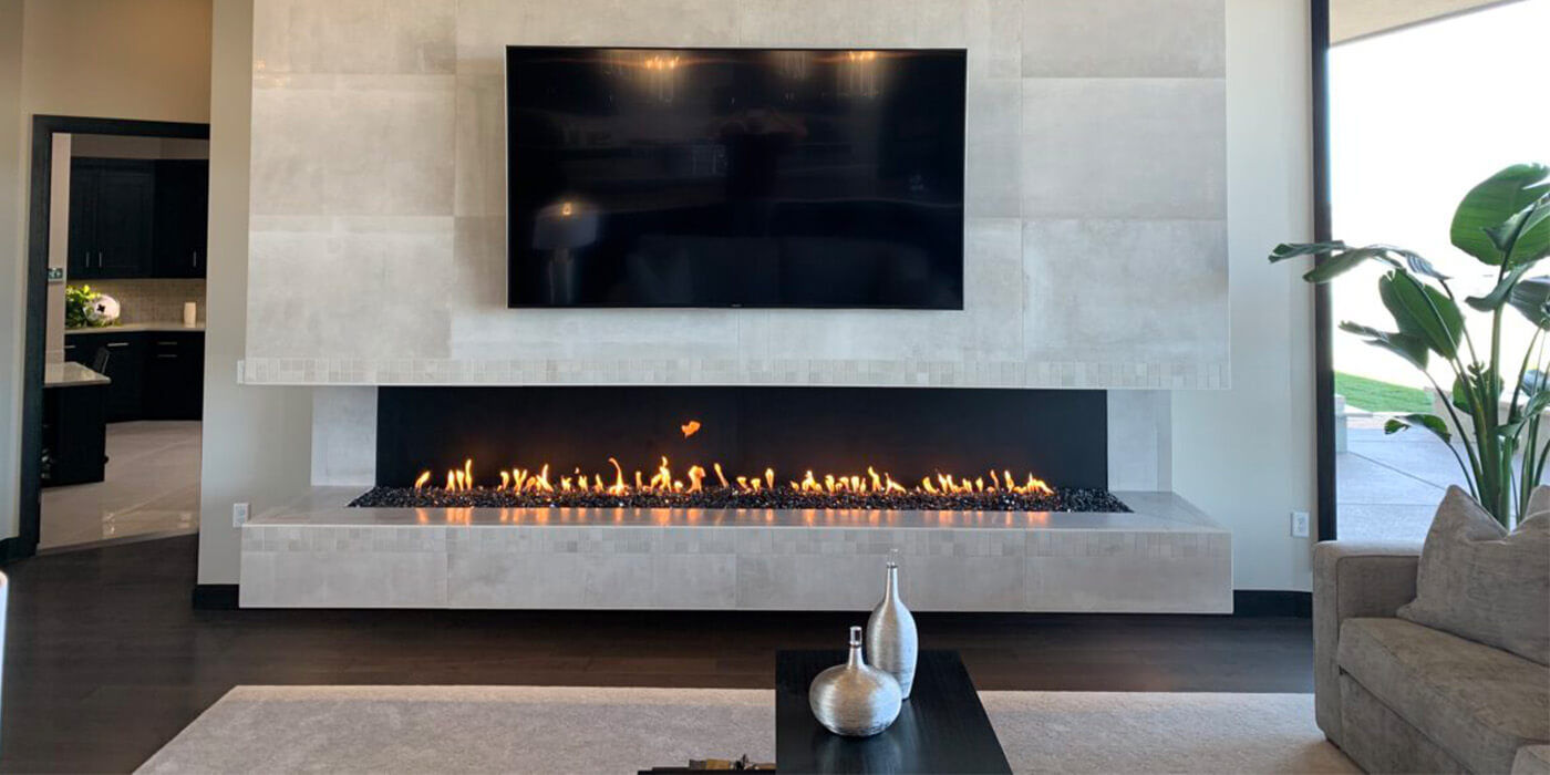 A modern home with an extra-large, linear gas fireplace 